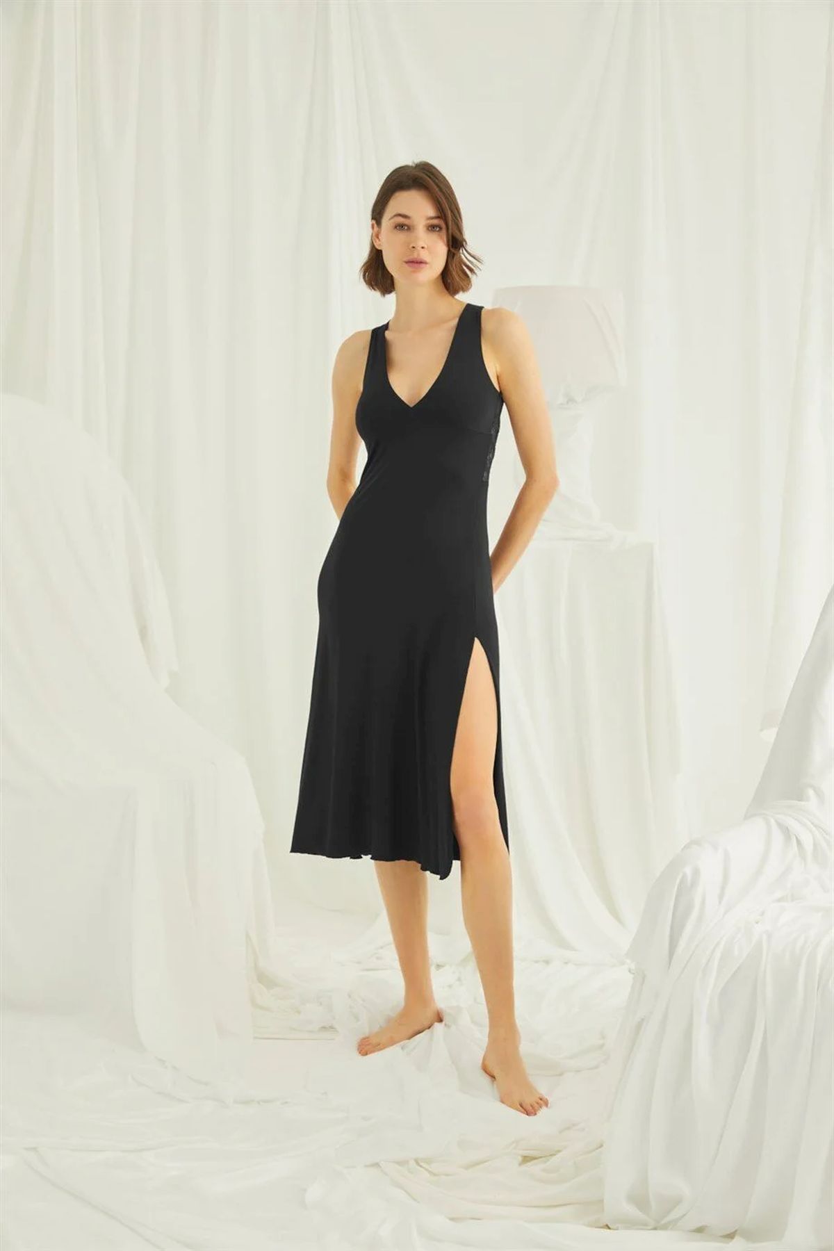 Monamise Kadın Siyah Göğüs ve Sırt Dekoteli Brode Dantelli Yırtmaçlı Gecelik 20004Kadın GecelikMonamise