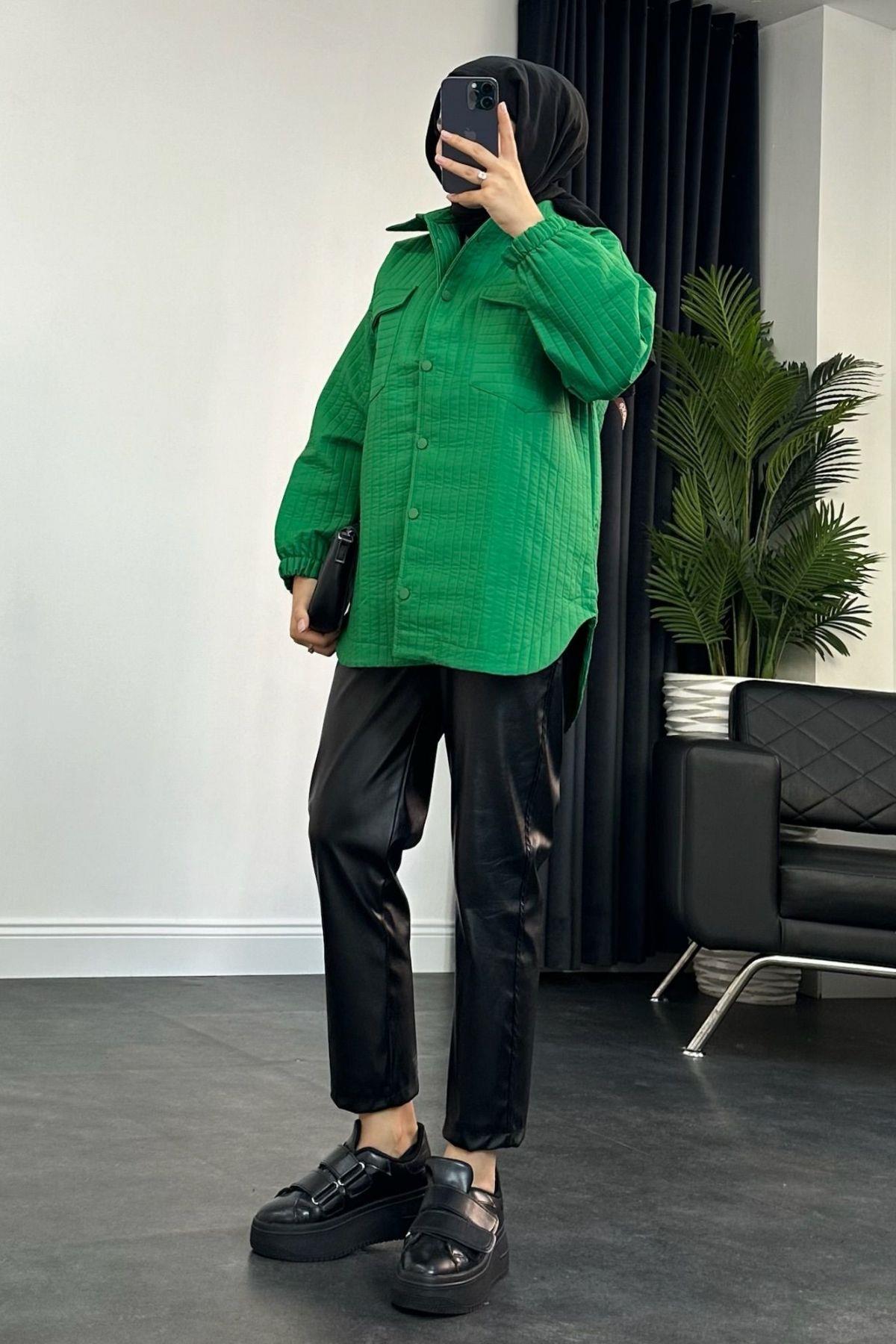 سترة خضراء بجيب