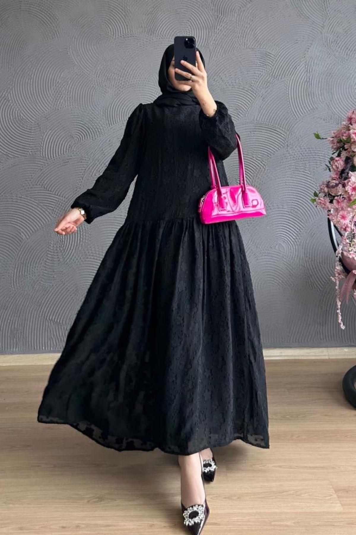 فستان منقوش بالزهور باللون الأسود
