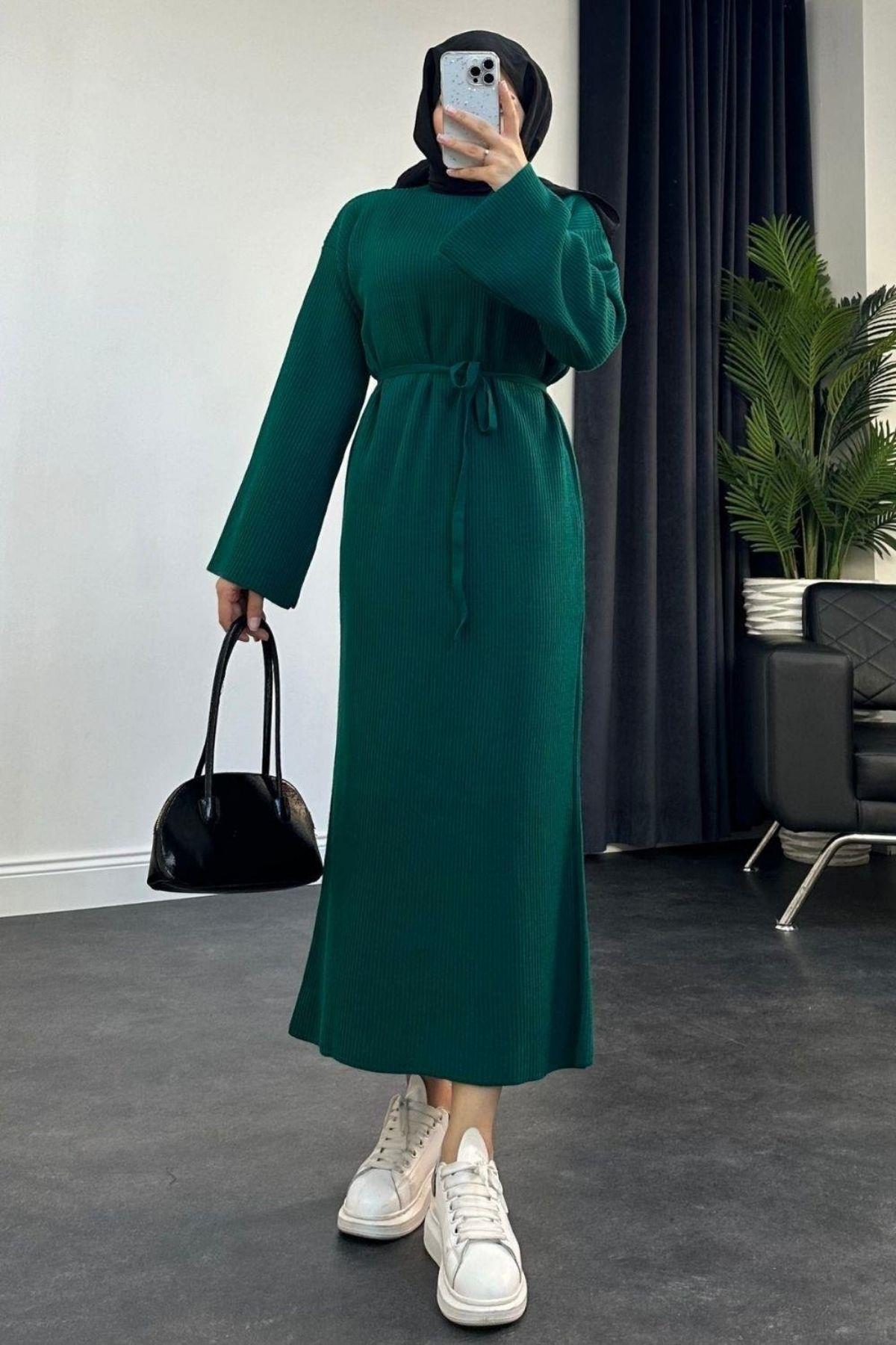 فستان كلارا التريكو الزمرد