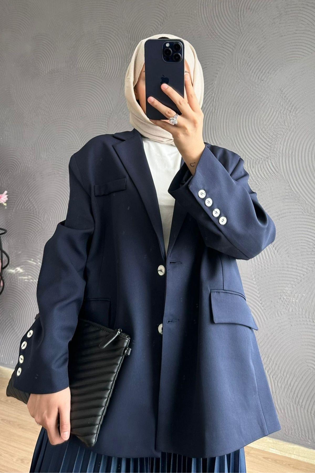 سترة كبيرة الحجم باللون الأزرق الداكن