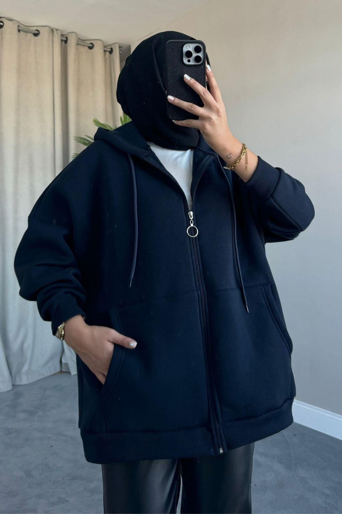 عرق كبير الحجم باللون الأزرق الداكن