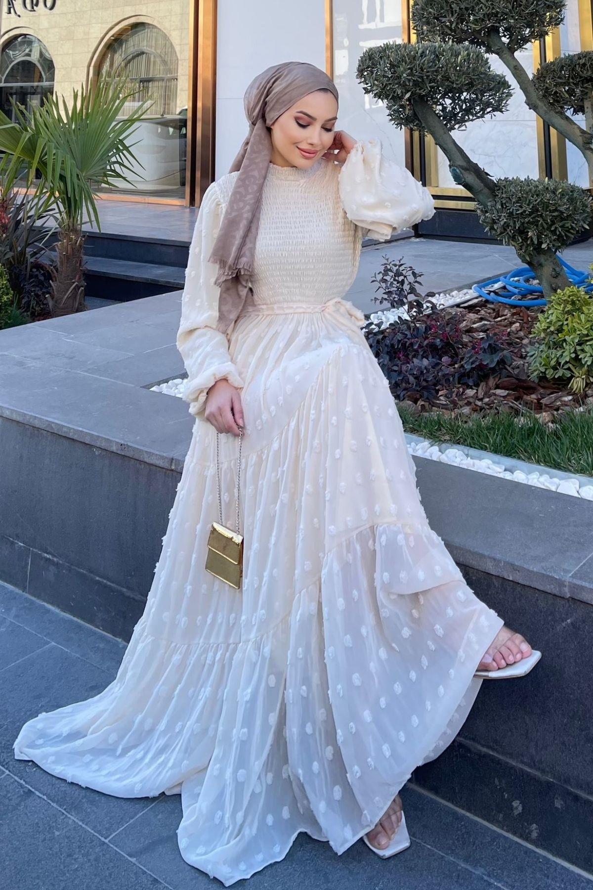 فستان منقط باللون البيج