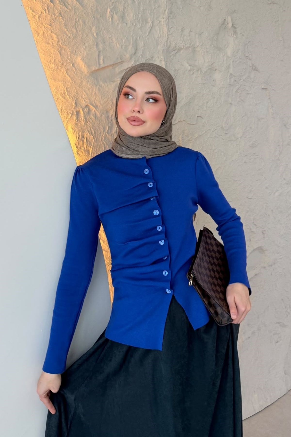 Turkuaz Büzgülü Düğmeli Hırka Saks, Fiyatları Turkuaz Büzgülü Düğmeli Hırka Saks– Haza Moda | Tesettür Giyim