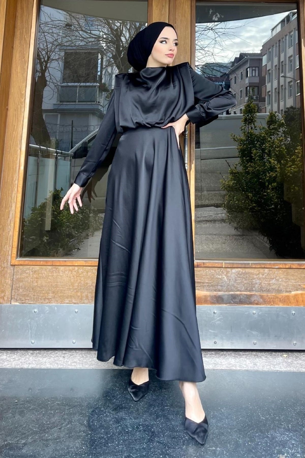 فستان سهرة ستان مبطن باللون الأسود