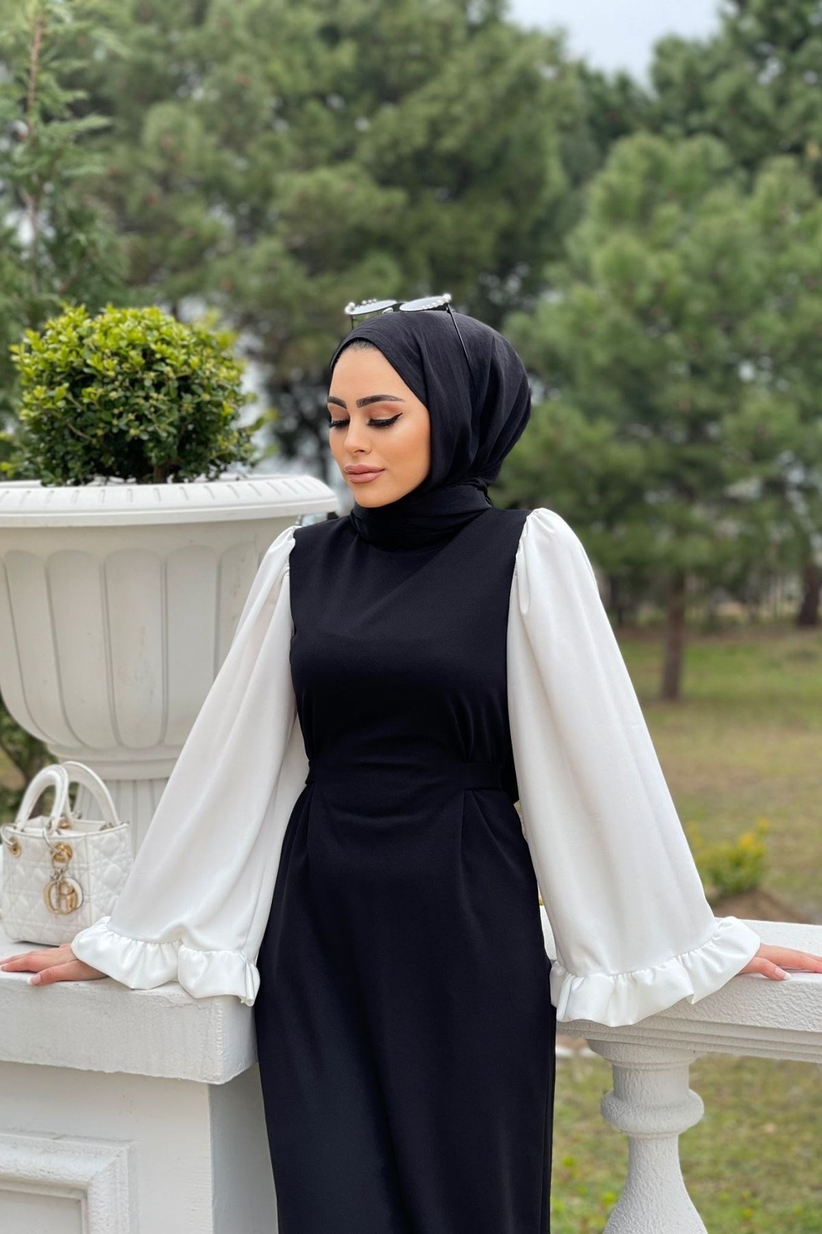 Kolları Beyaz Kemerli Elbise Siyah – Haza Moda | Tesettür Giyim