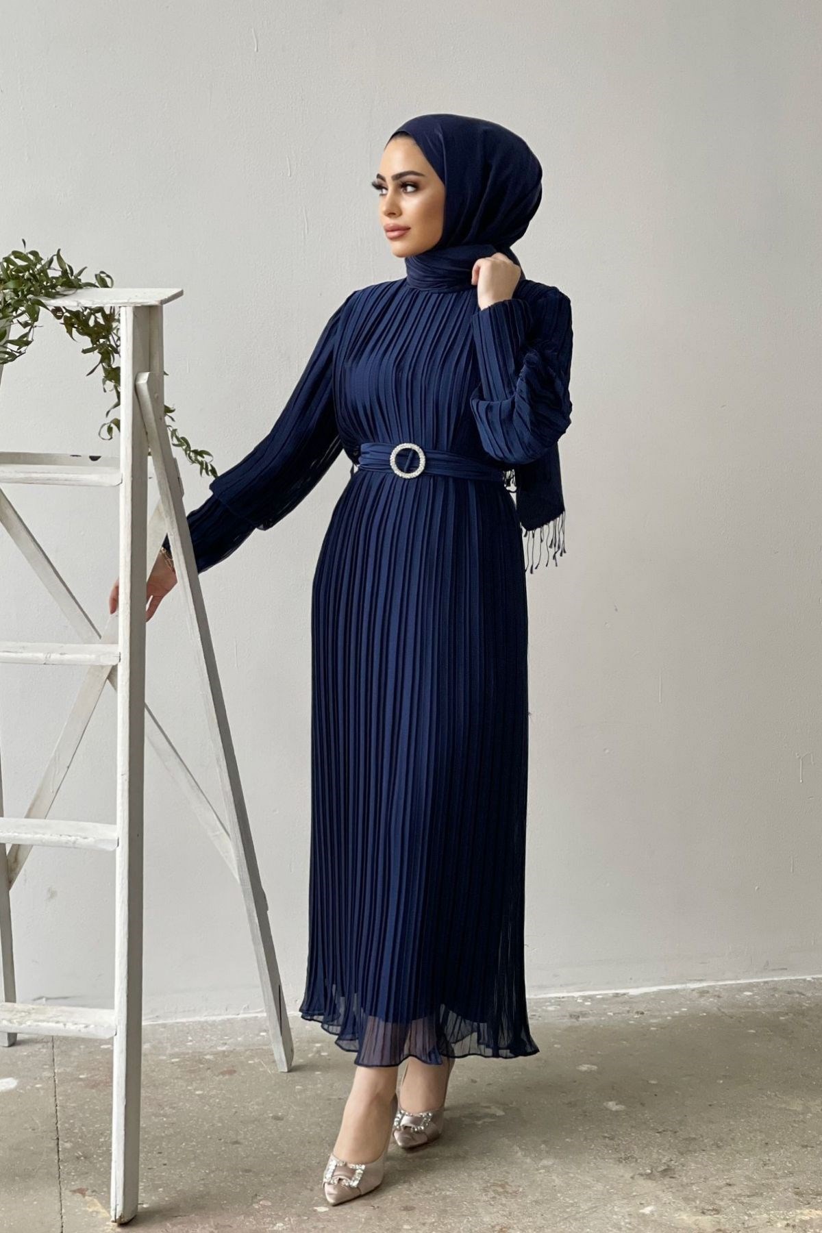 Pileli Kemeri Taşlı Şifon Elbise Lacivert – Haza Moda | Tesettür Giyim