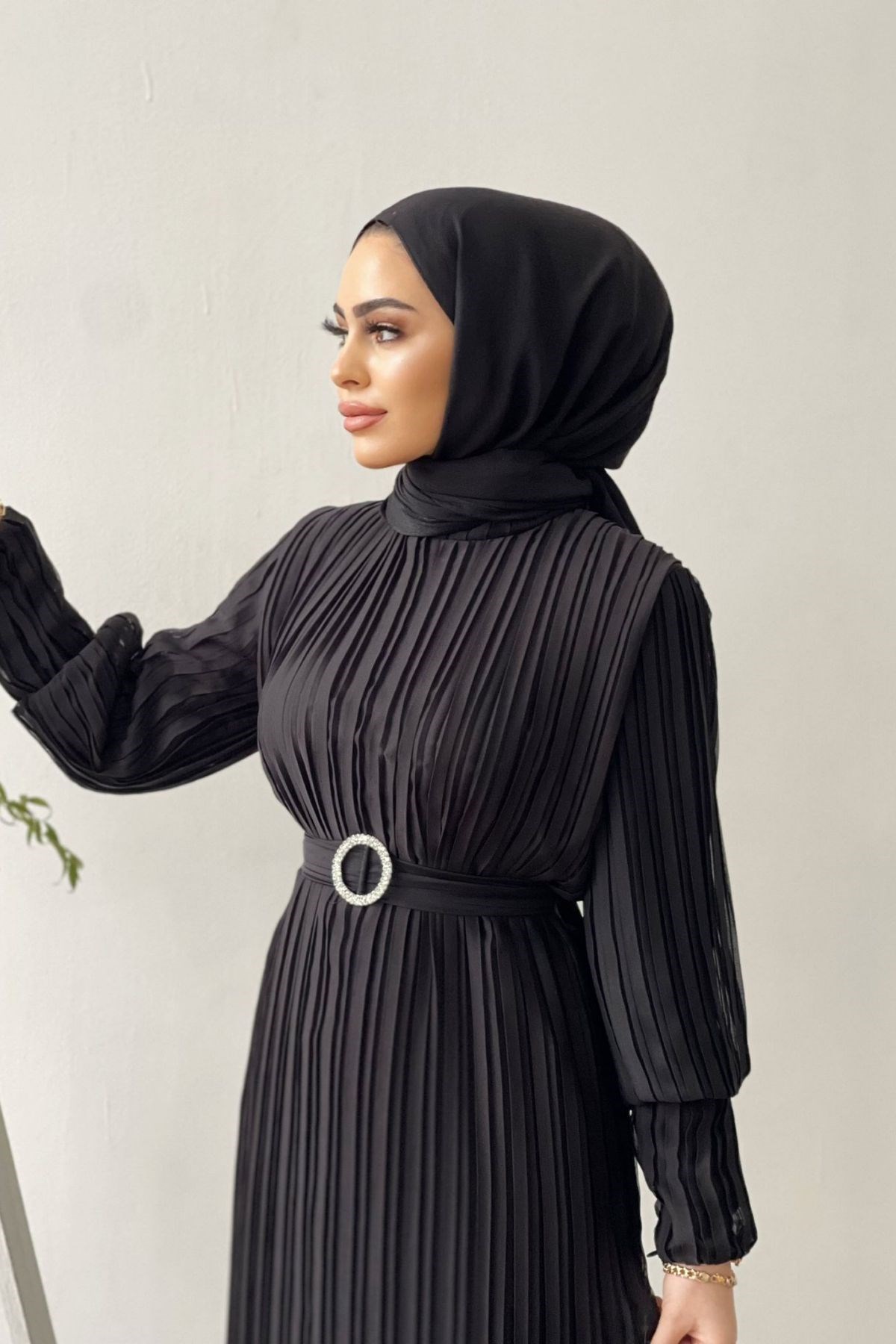Pileli Kemeri Taşlı Şifon Elbise Siyah – Haza Moda | Tesettür Giyim