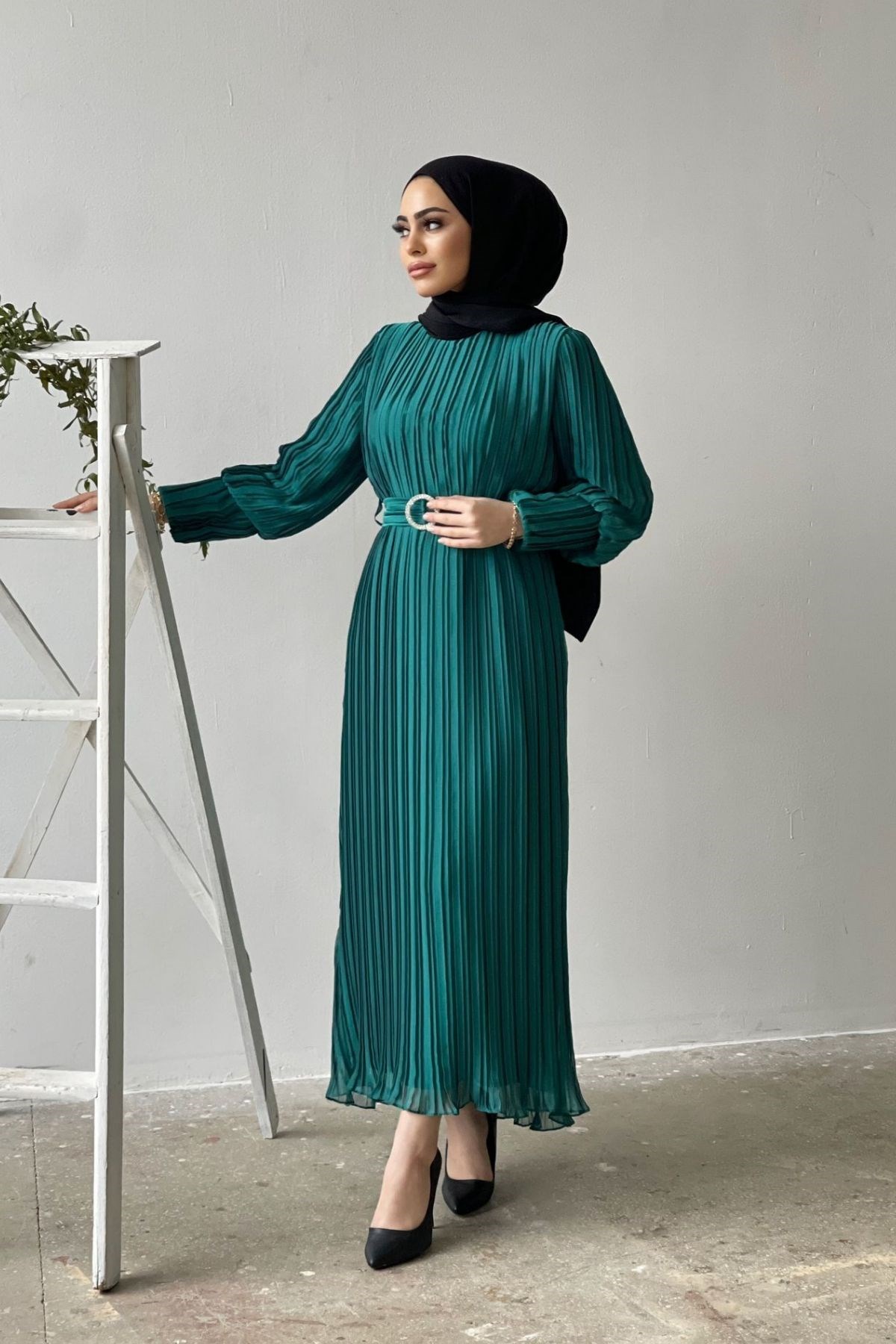 Pileli Kemeri Taşlı Şifon Elbise Yeşil – Haza Moda | Tesettür Giyim