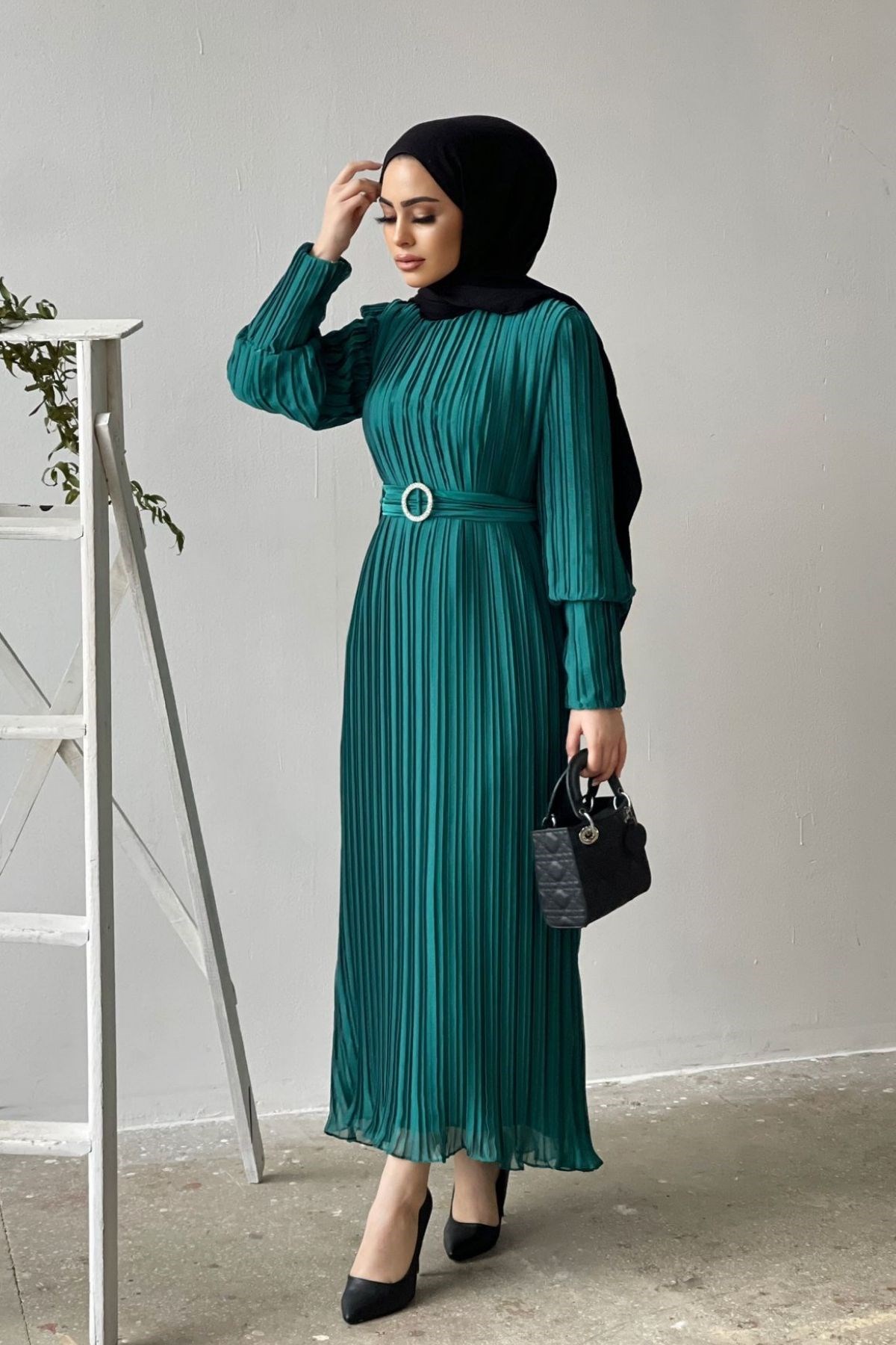 Pileli Kemeri Taşlı Şifon Elbise Yeşil – Haza Moda | Tesettür Giyim