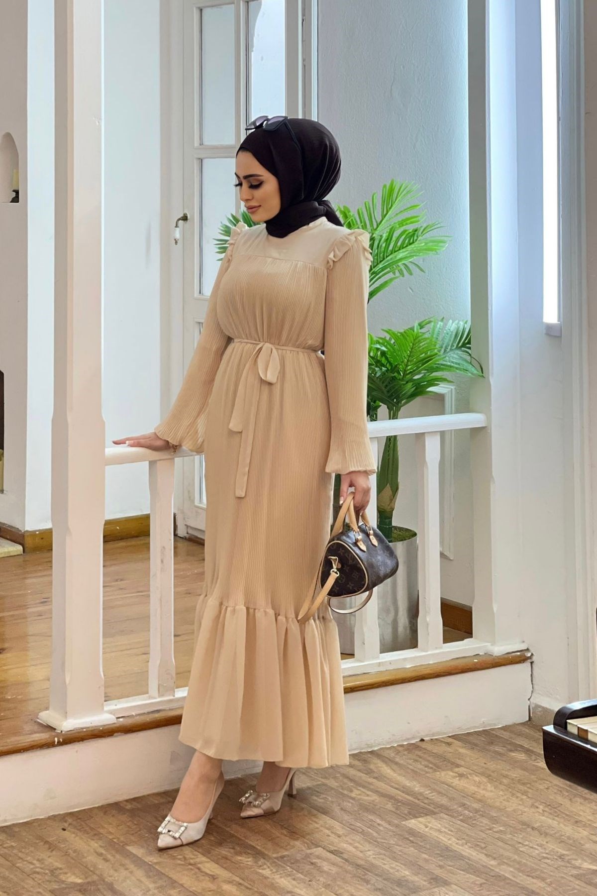 Piliseli Şifon Elbise Bej – Haza Moda | Tesettür Giyim