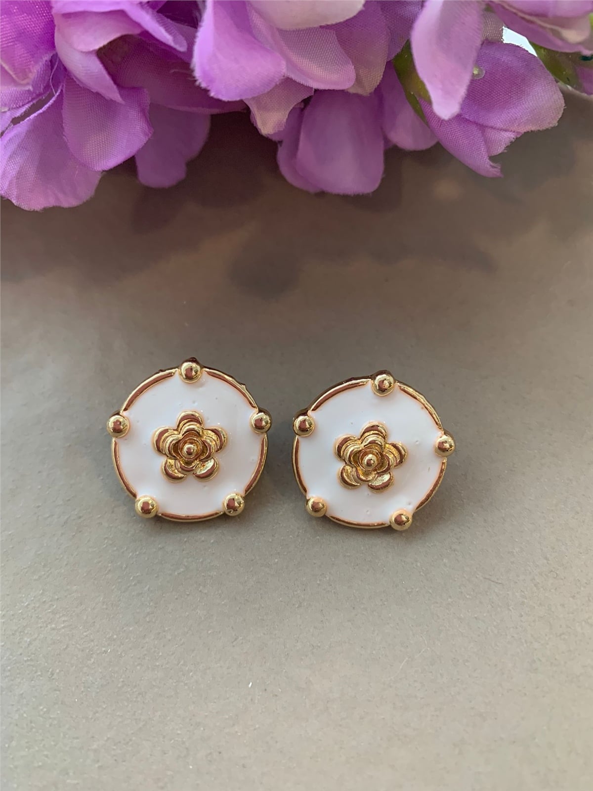Beyaz İçi Gold Çiçekli Vintage Küpe