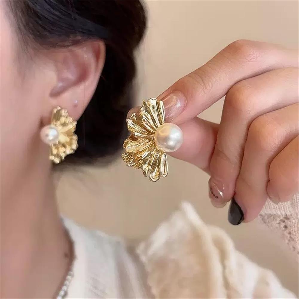 Beyaz İncili Gold Yelpaze Formlu Çivili Küpe