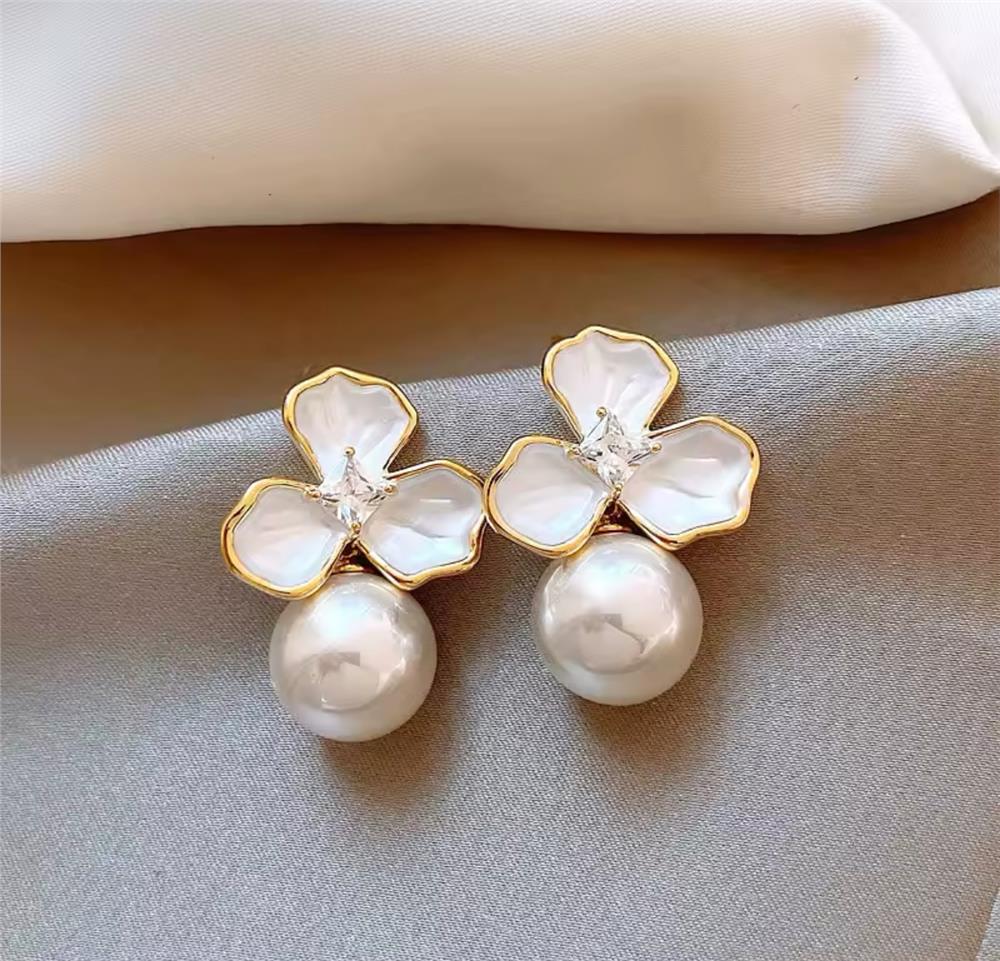 Beyaz İncili Mini Orkide Küpe