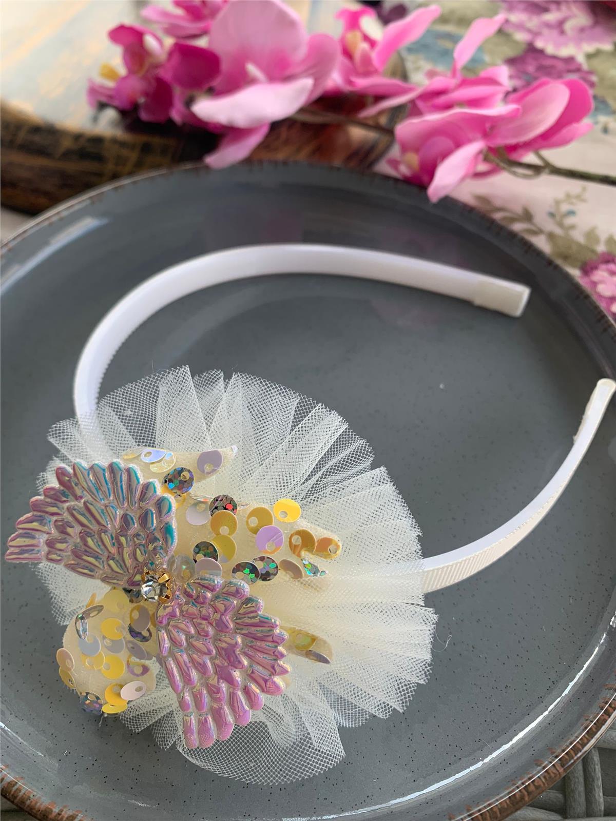 Beyaz Kanatlı Pul ve Tüllü Taç