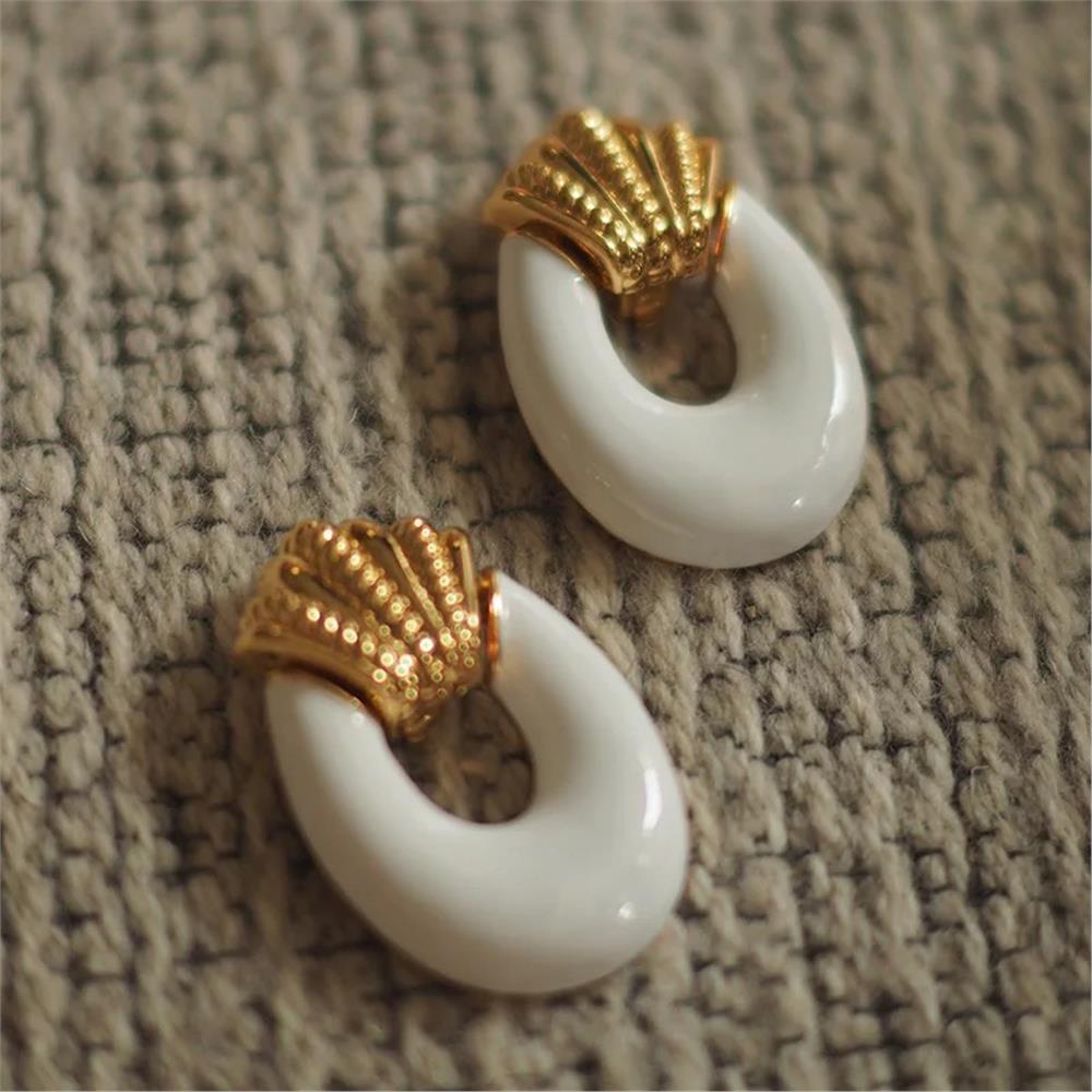 Beyaz Mineli Büyük Oval Gold Midye Küpe