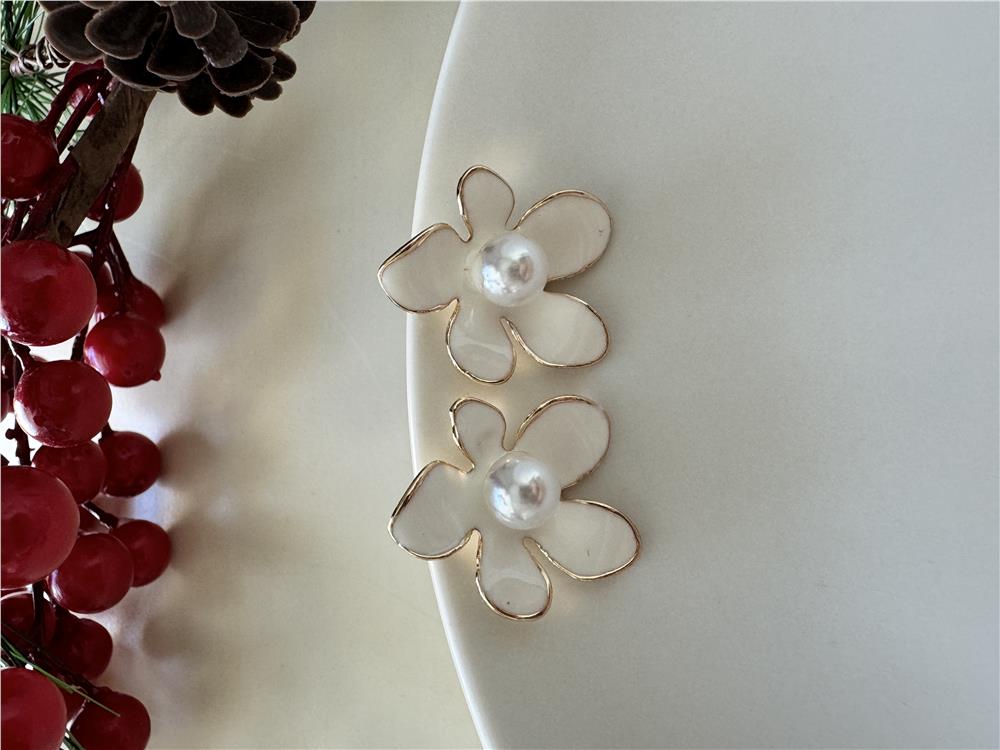 Beyaz Mineli İncili Çiçek Küpe