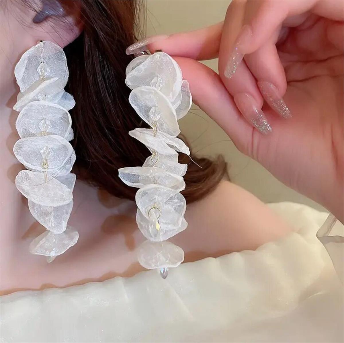 Beyaz Organze Kumaş Çiçekli Tasarım Küpe