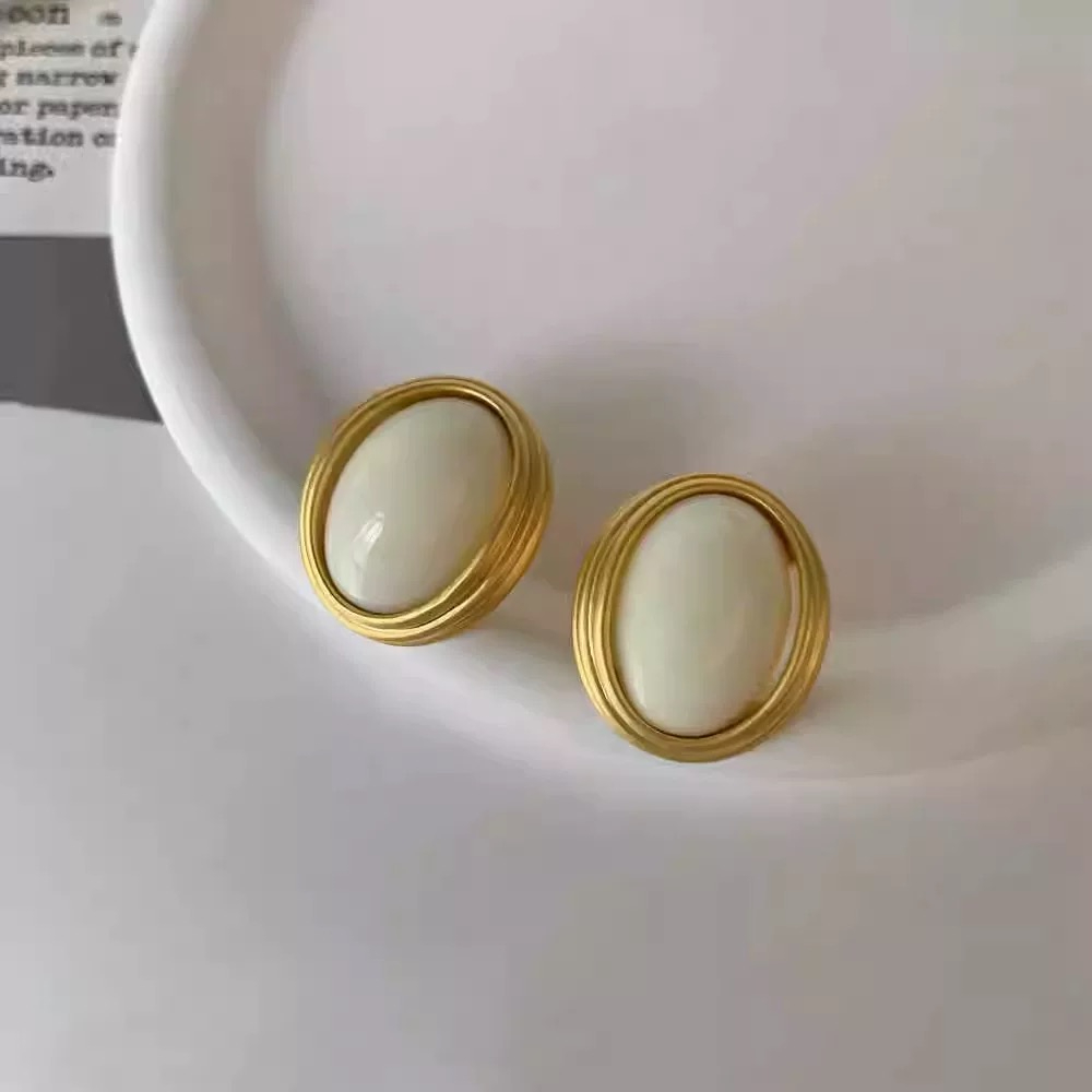 Beyaz Sedef Dokulu Altın Rengi Çerçeveli Oval Küpe