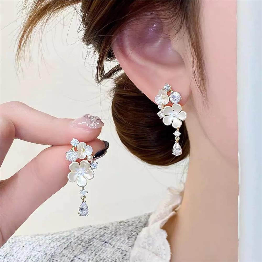 Beyaz Sedefli Çiçek ve Kristal Damla Sallantılı Küpe