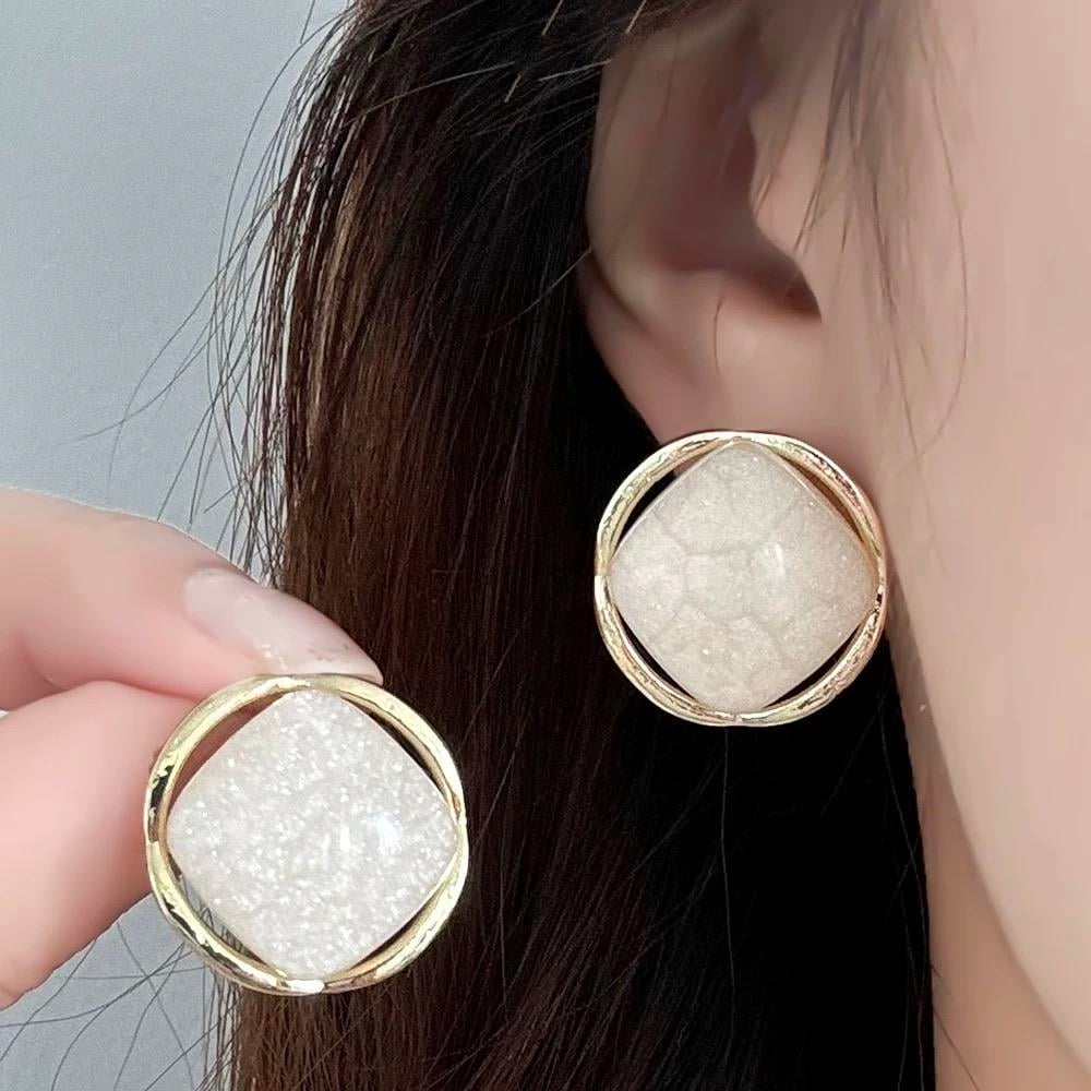 Beyaz Sedefli Gold Çerçeveli Kare Küpe