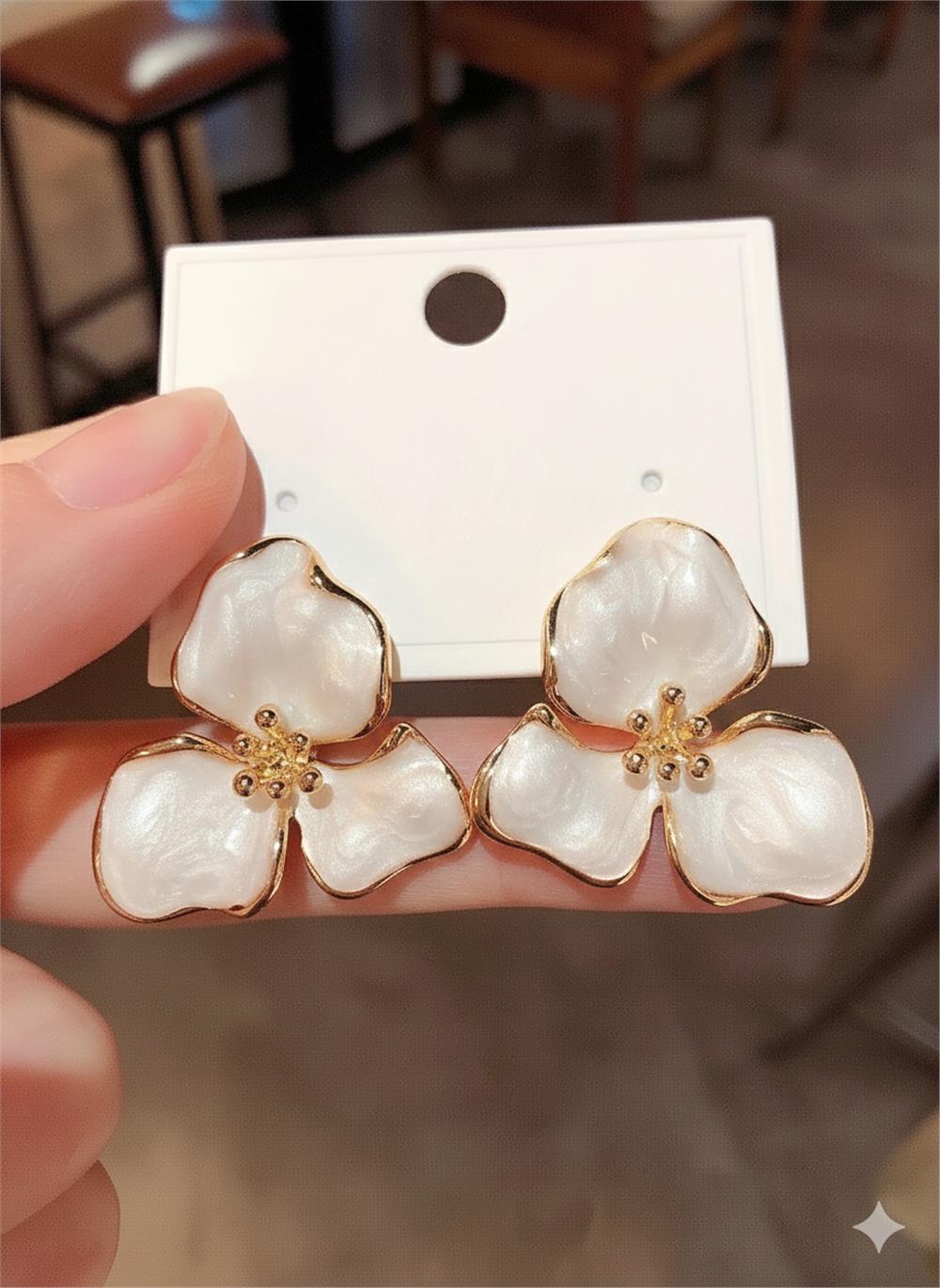 Beyaz Sedefli Mineli Gold Detaylı Büyük Çiçek Küpe