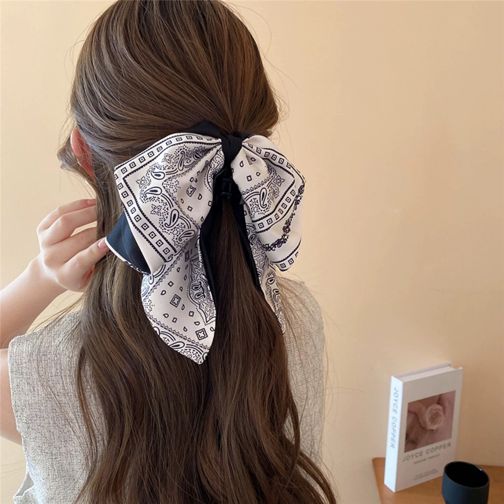 Beyaz Siyah Bandana Desenli Büyük Fiyonk Toka