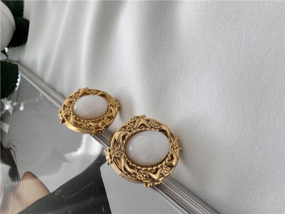 Beyaz Taşlı Gold Oval Vintage Çelik Küpe