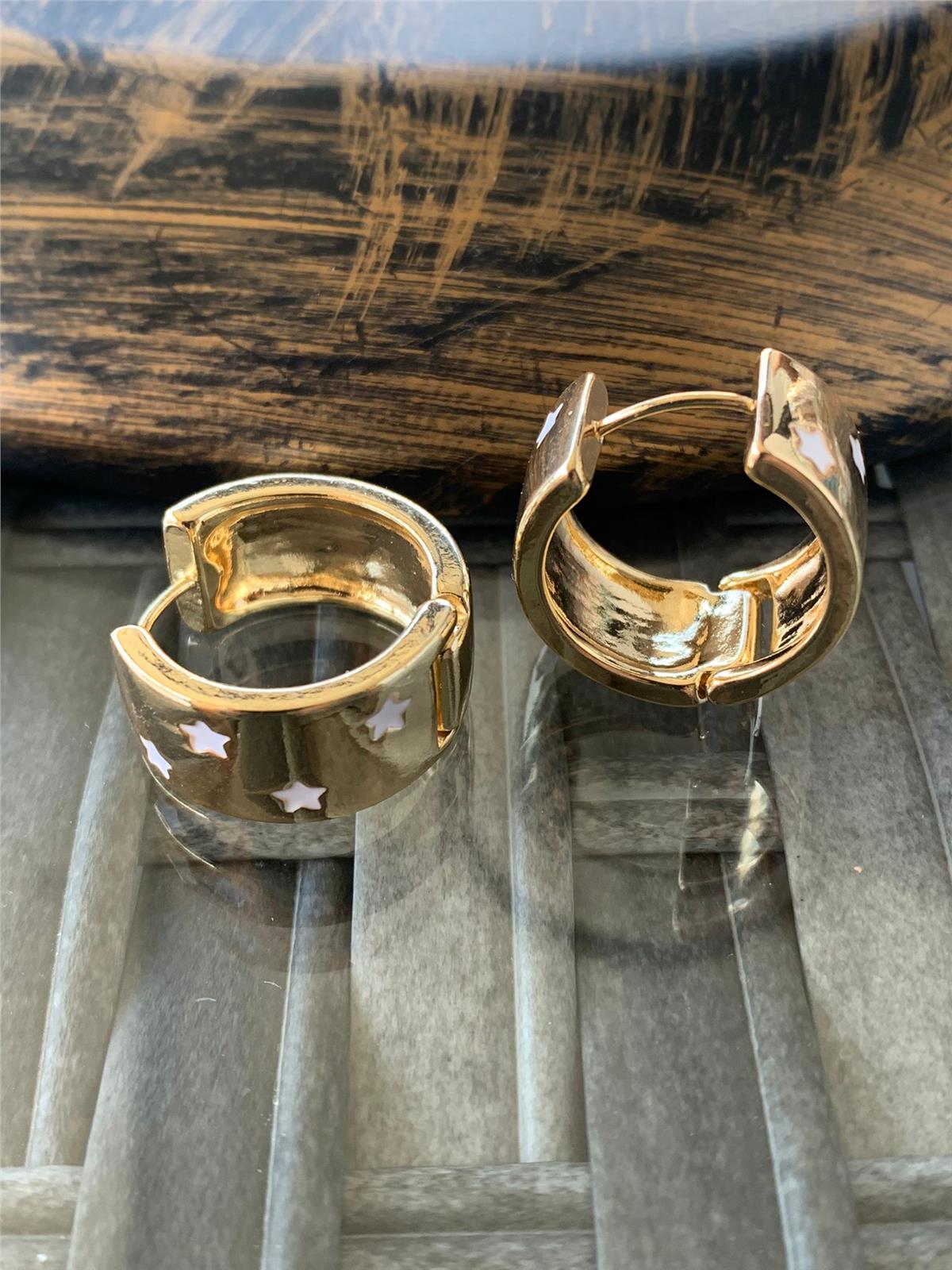 Beyaz Yıldız Desenli Gold Geniş Halka Küpe