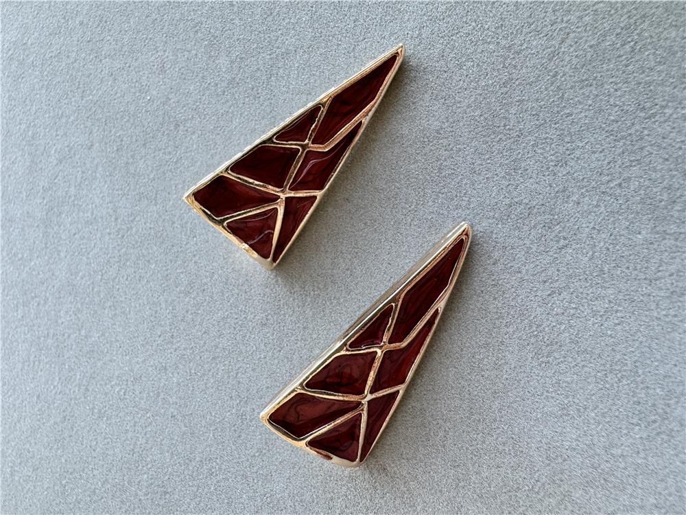 Bordo Geometrik Çizgili Üçgen Küpe