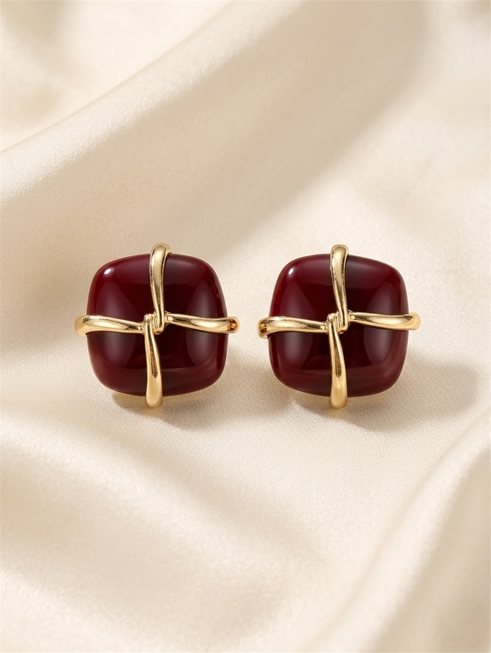 Bordo Kare Formlu Gold Rengi Şerit Detaylı Küpe