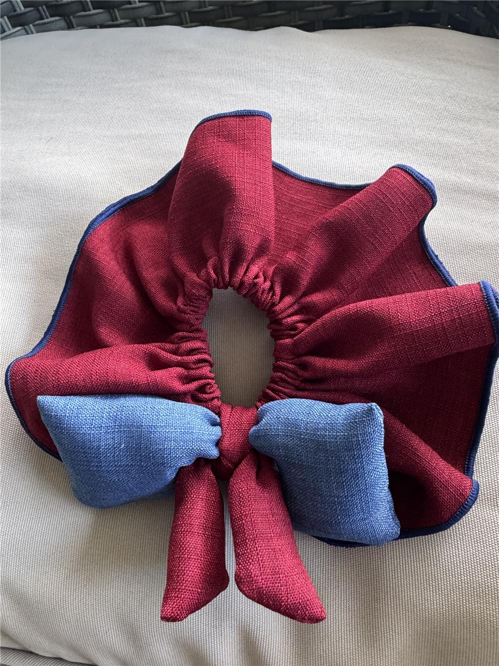 Bordo Kumaş ve Mavi Denim Fiyonklu Lastik Toka