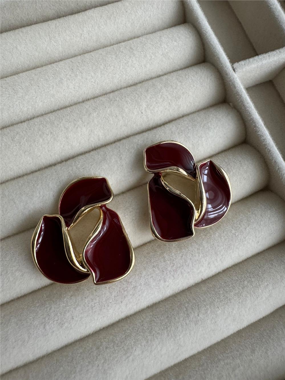 Bordo Mineli Gold Çerçeveli Yaprak Küpe