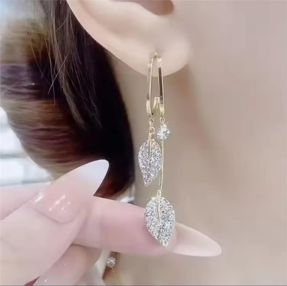Çiftli Sallantılı Taşlı Yaprak Küpe