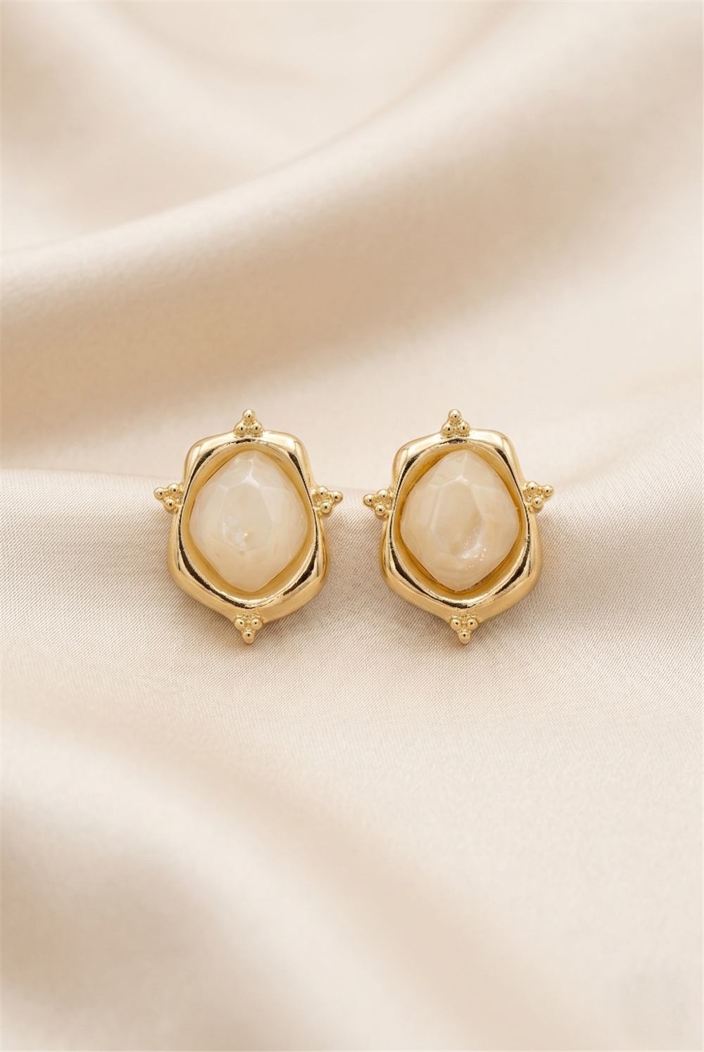 Ekru Faset Kesim Taşlı Gold Rengi Çerçeveli Vintage Çivi Küpe