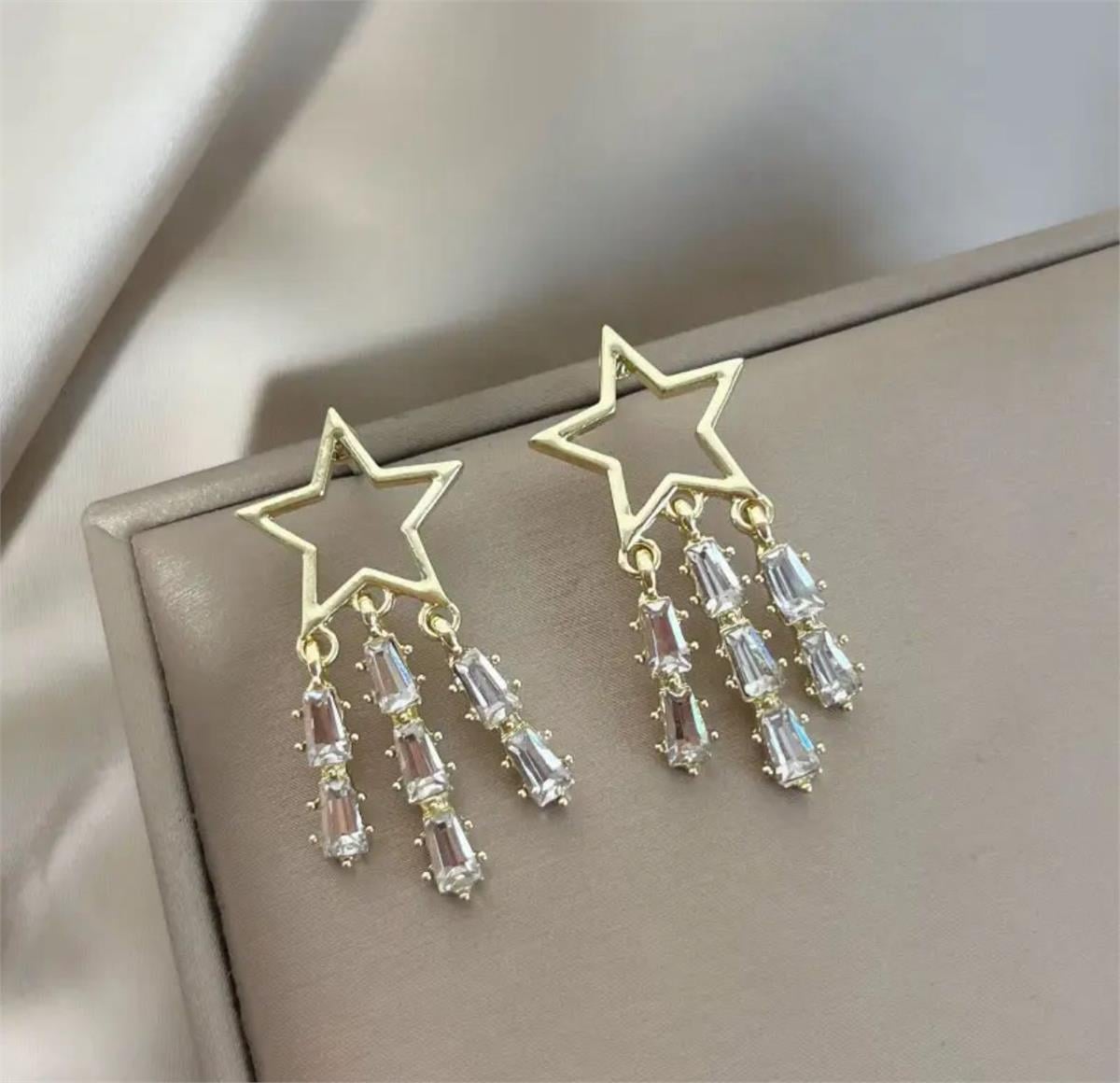 Gold Baget Taş Saçaklı Yıldız Küpe