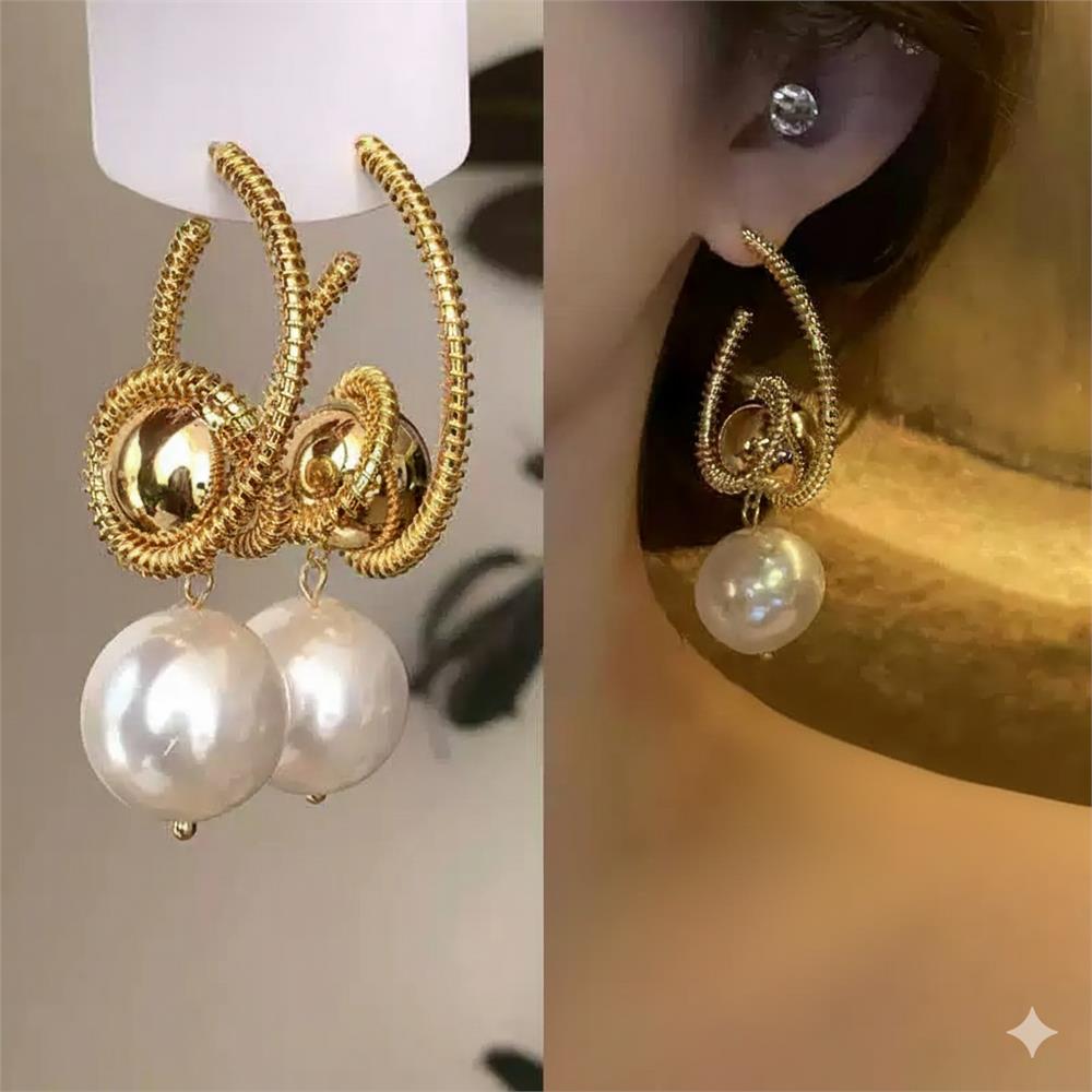 Gold Burgulu Yay Tasarım ve Büyük İnci Sallantılı Küpe