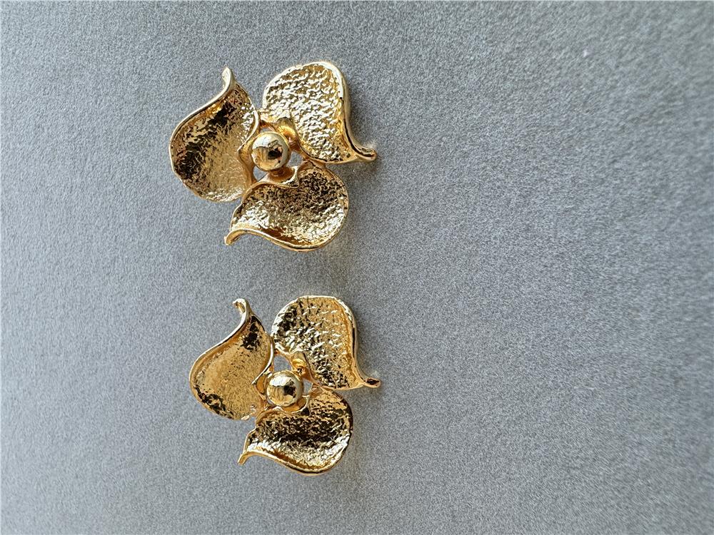 Gold Çiçek Küpe