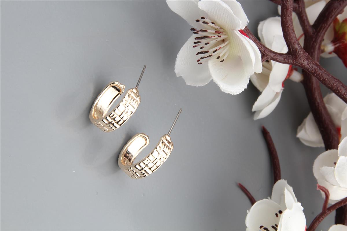 Gold Çizgi Desenli Halka Küpe