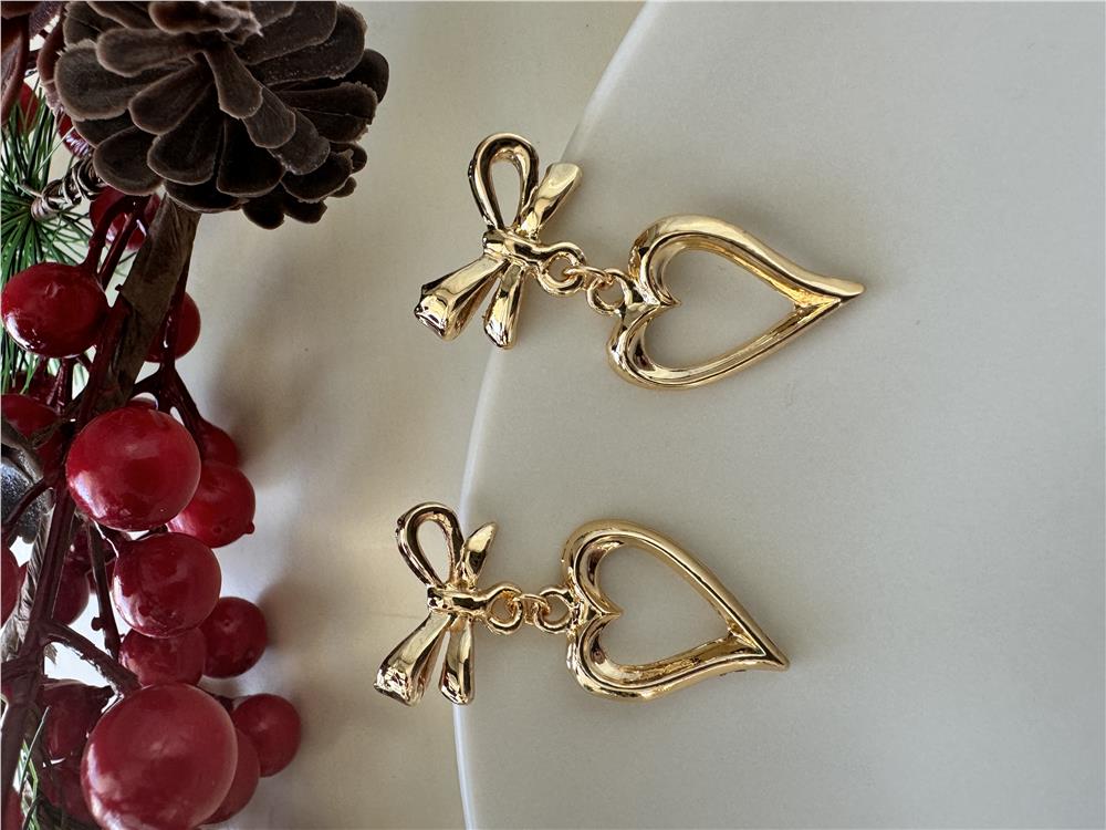 Gold Fiyonk ve Kalp Küpe