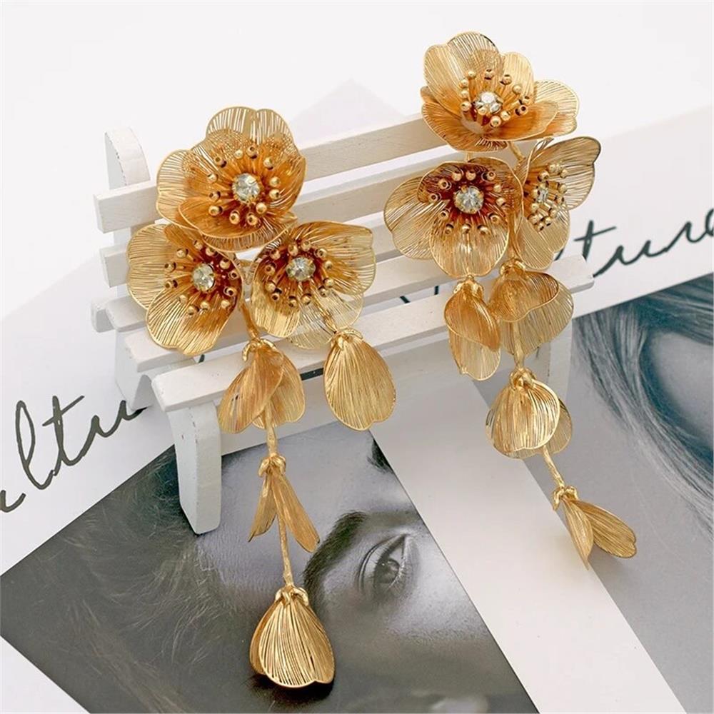 Gold Gösterişli Çiçek Küpe