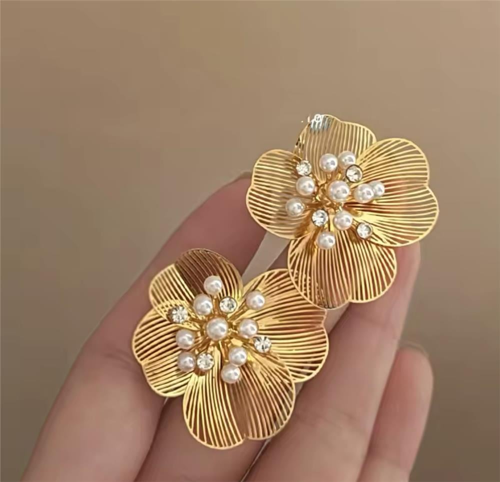 Gold İncili Plaka Çiçek Küpe