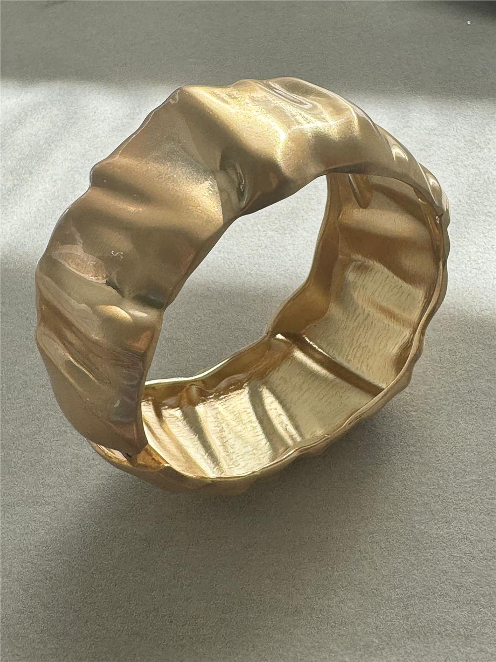 Gold Kalın Mat Kıvrımlı Kelepçe Bileklik