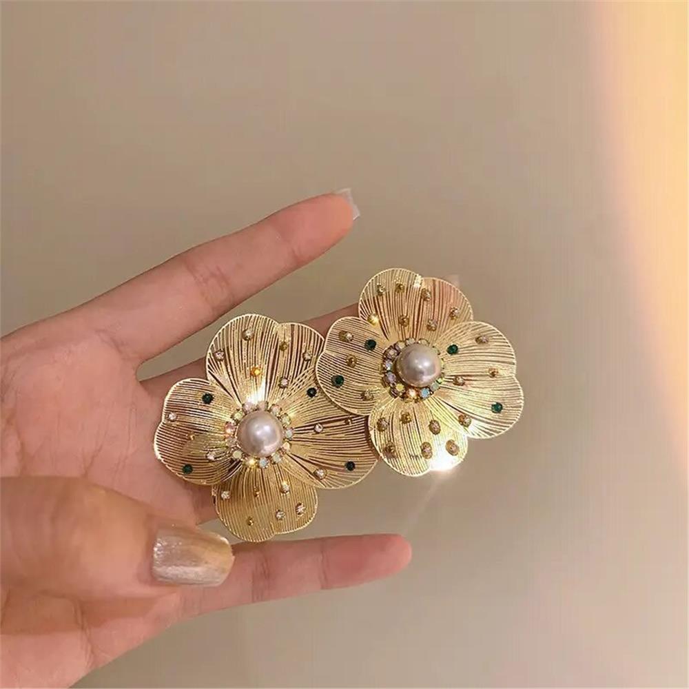Gold Kristal ve Çiçek İşlemeli Çiçek Küpe