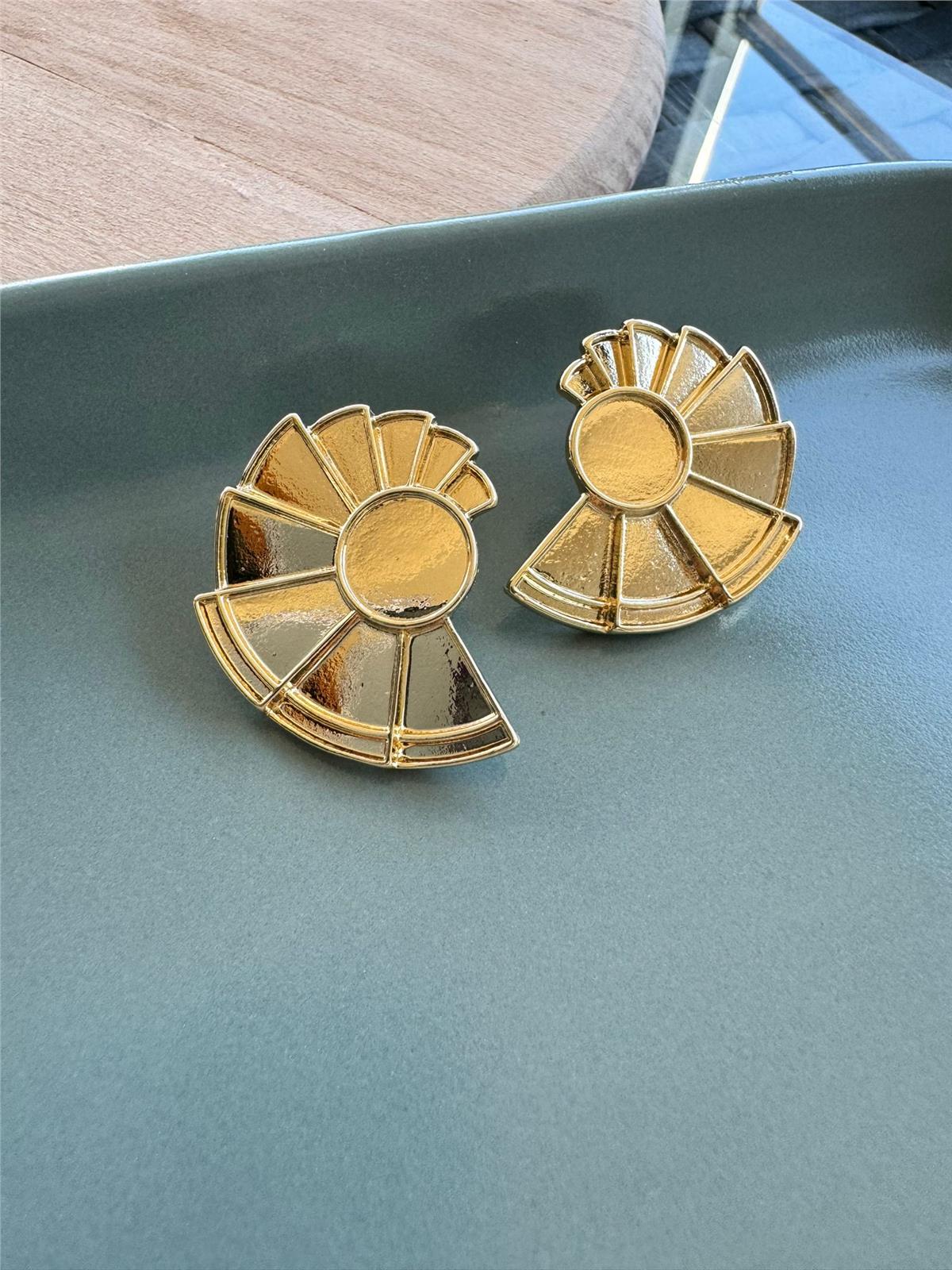 Gold Midye Şekilli Küpe