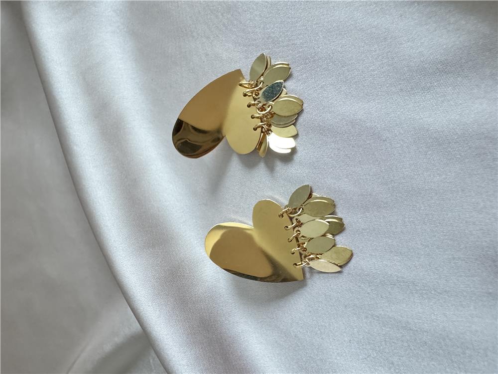 Gold Pullu Kalp Çelik Küpe