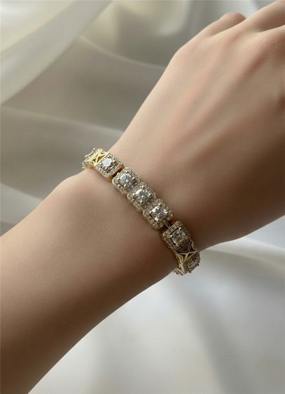 Gold Renk Kare Montürlü ve Çapraz Bağlantılı Taşlı Bileklik