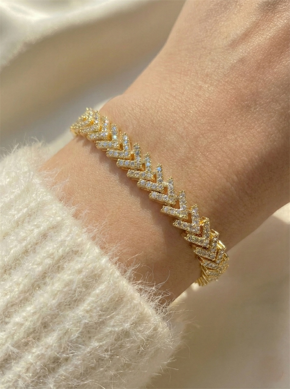 Gold Renk Zirkon Taşlı V Desenli (Balıksırtı) Bileklik