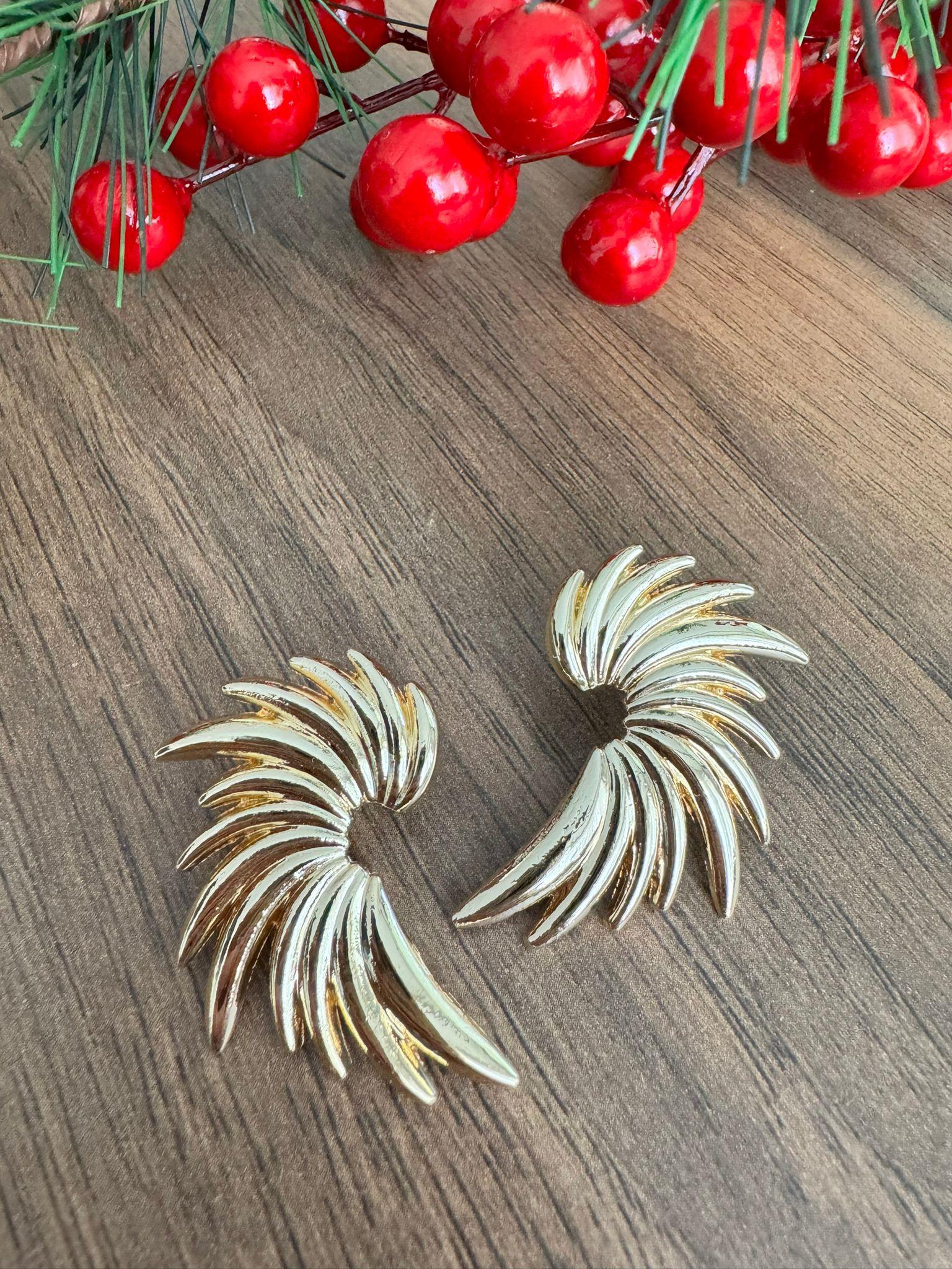 Gold Saçaklı Kıvrık Küpe
