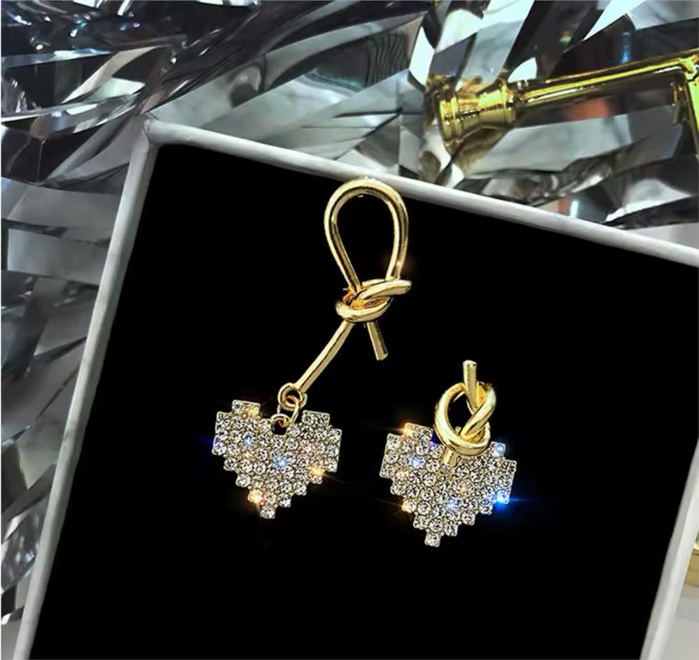 Gold Taşlı Asimetrik Kalp Küpe